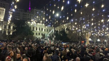 Menschen auf der Rustaveli Avenue