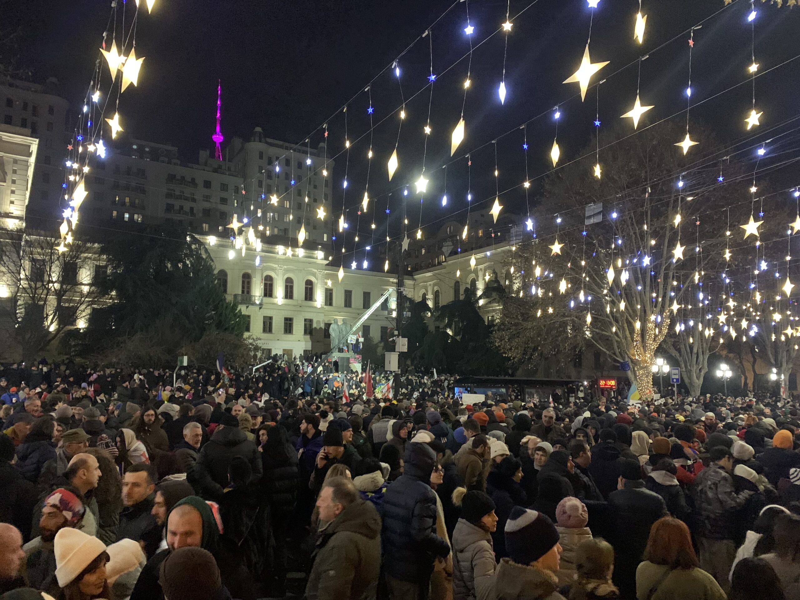 Menschen auf der Rustaveli Avenue