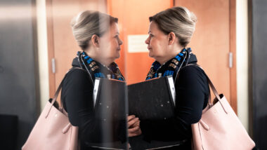 Bundesinnenministerin Nancy Faeser (SPD) spiegelt sich im Vorraum des Haushaltsausschuss des Deutschen Bundestag in Berlin.