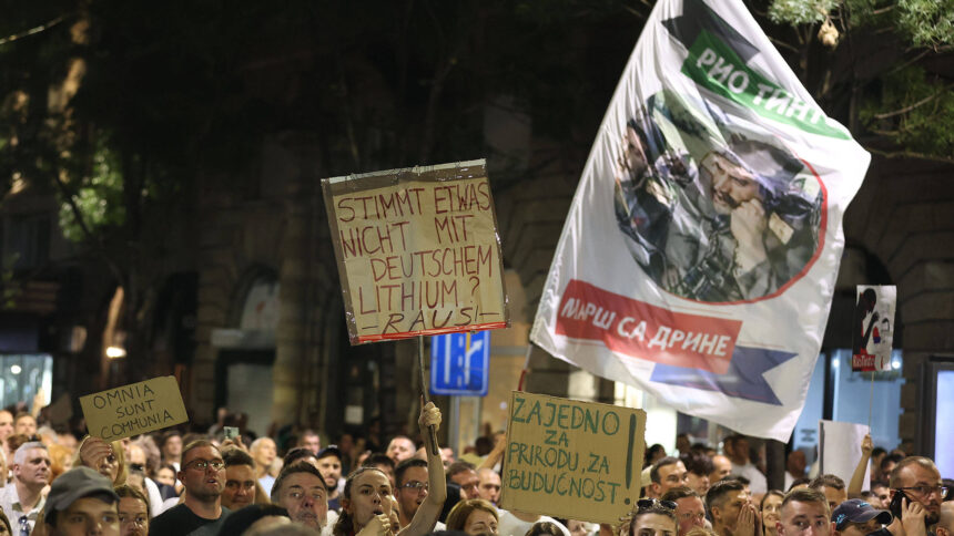 Straßenszene mit vielen Demonstrant:innen, die Schilder hochhalten. Auf einem steht: "Stimmt etwas nicht mit deutschem Lithium? Raus!"