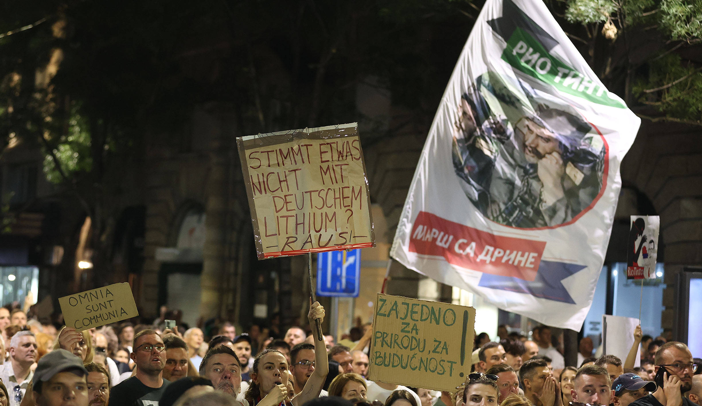Straßenszene mit vielen Demonstrant:innen, die Schilder hochhalten. Auf einem steht: "Stimmt etwas nicht mit deutschem Lithium? Raus!"