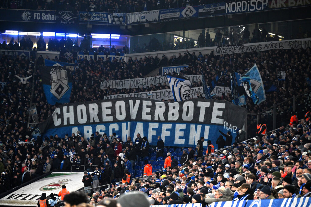 Fanprotest gegen Choreoverbote mit Banner "Choreoverbot abschaffen!" in der Veltins-Arena.