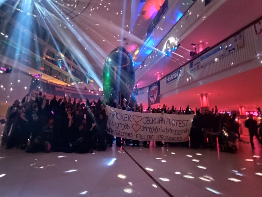 Menschen stehen mit einem Banner vor der CCC-Rakete.