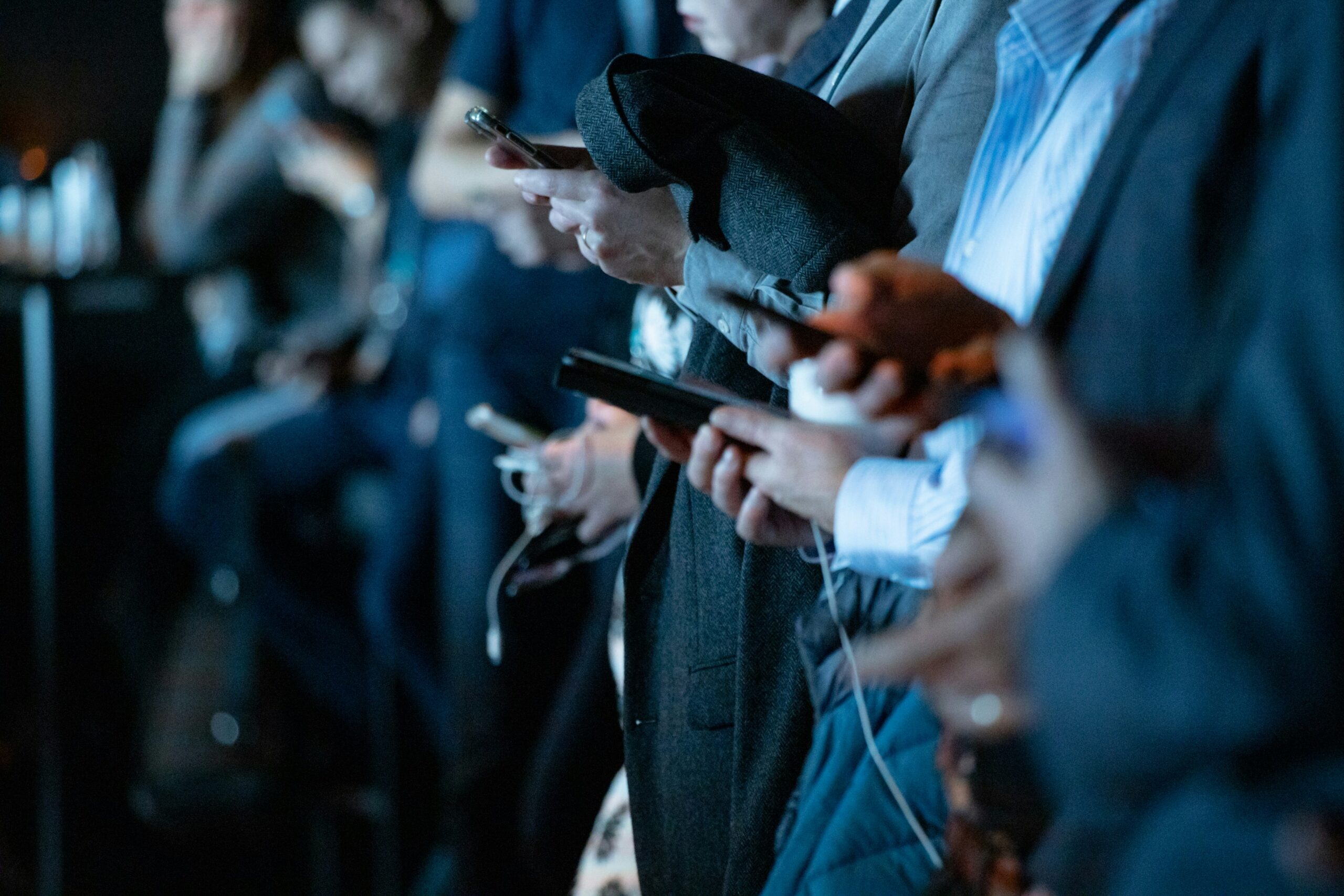 Menschen die Smartphones in der Hand halten