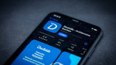 Ein Smartphone, das Doctolib im Appstore zeigt.