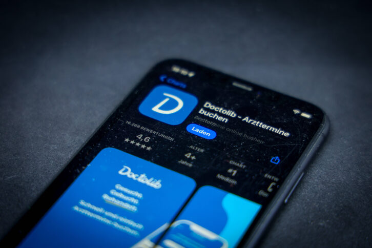 Ein Smartphone, das Doctolib im Appstore zeigt.
