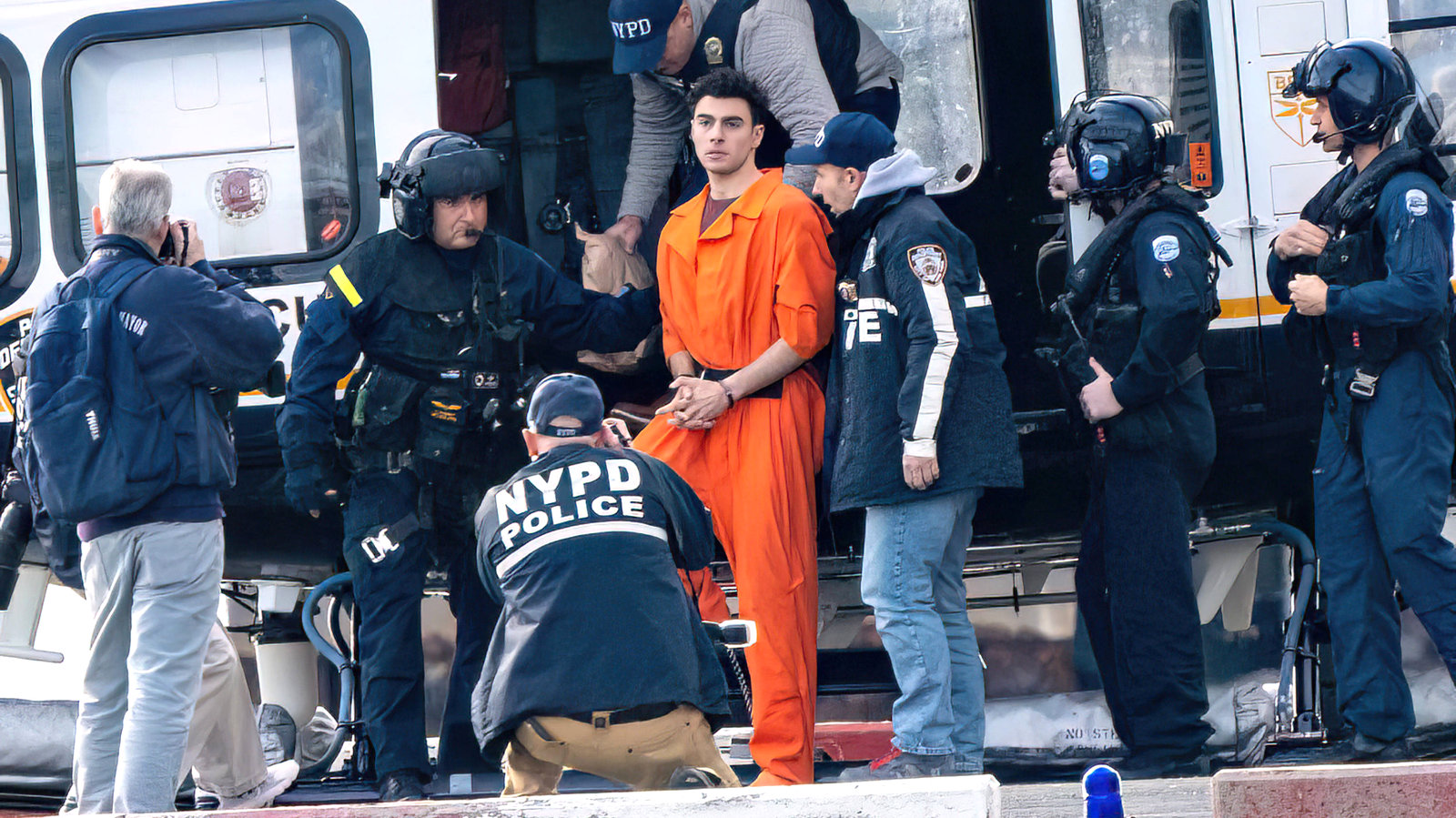 Luigi Mangione, der Verdächtige im Mordfall des CEO von UnitedHealthcare, Brian Thompson, ist hier am South Street Heliport zu sehen, nachdem er mit einem Hubschrauber des New York Police Department in Manhattan, New York City, angekommen ist.