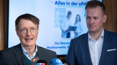 Gesundheitsminister Karl Lauterbach und Florian Fuhrmann, Geschäftsführer der gematik, stehen vor Mikrofonen.