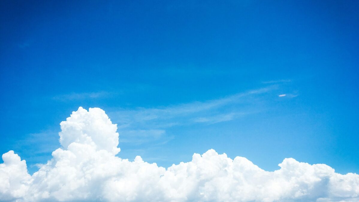 Blauer Himmel mit weißer Wolke