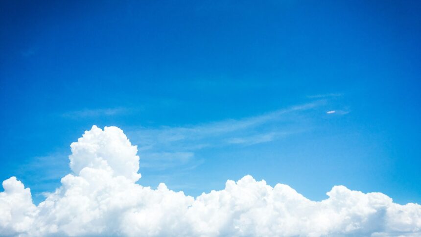 Blauer Himmel mit weißer Wolke