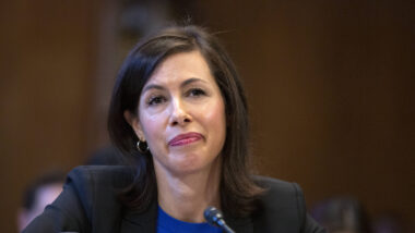 Jessica Rosenworcel macht eine Aussage