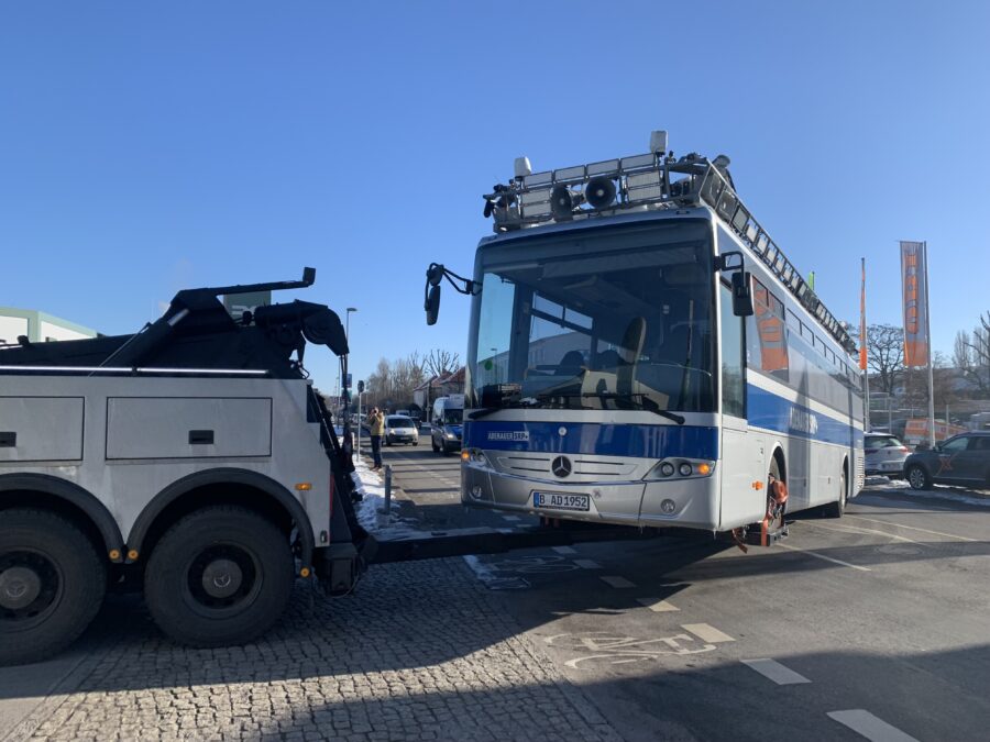 Bus wird abgeschleppt