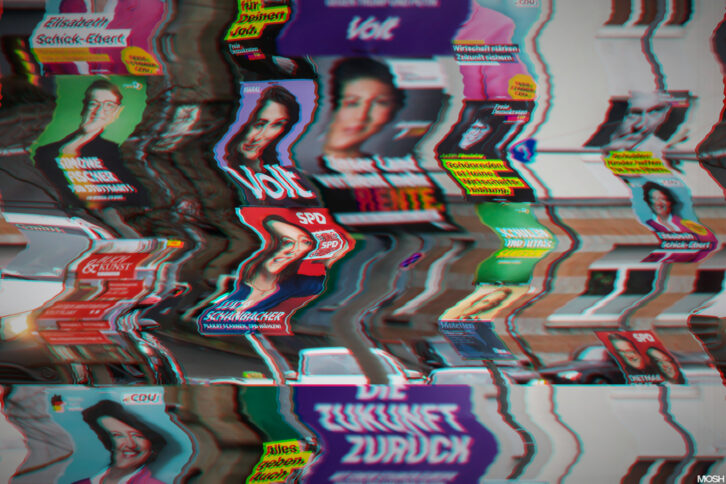 Mit einem Glitch-Filter bearbeitetes Bild zeigt viele Wahlplakete zur Bundestagsawahl an Straßenlaternen.