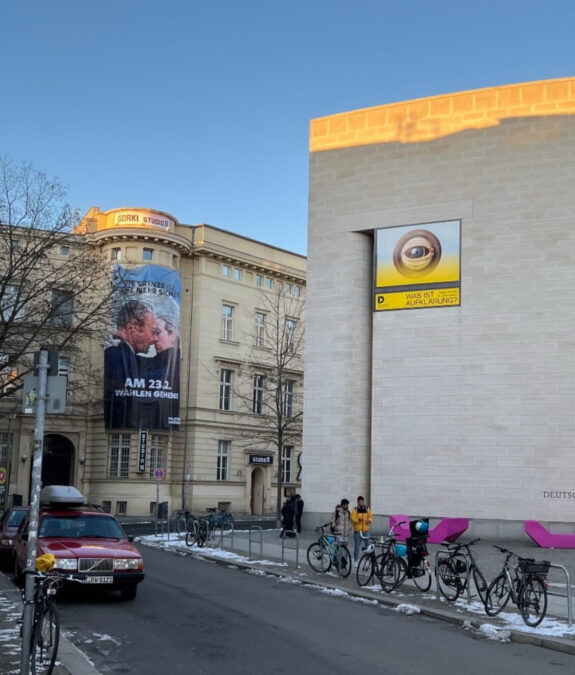 Plakat an der Hauswand des Gorki Theaters