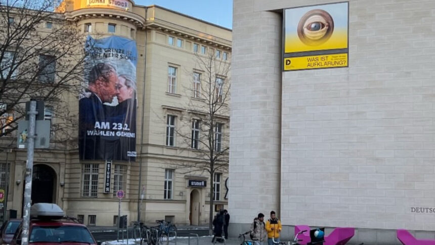 Plakat an der Hauswand des Gorki Theaters