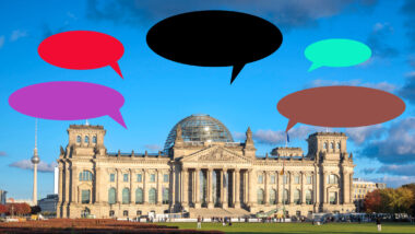 Der Reichstag von außen, darüber Sprechblasen.