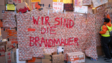 Eine Brandmauer aus Papp-Kartons, die während eines Protests gegen die CDU in Leipzig aufgebaut wurde.