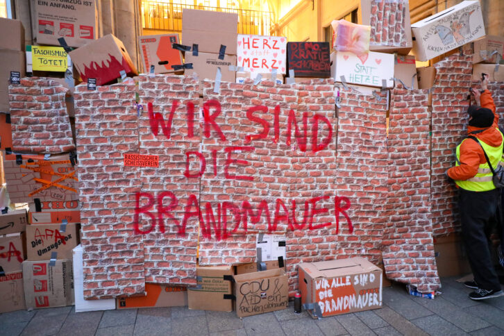 Eine Brandmauer aus Papp-Kartons, die während eines Protests gegen die CDU in Leipzig aufgebaut wurde.