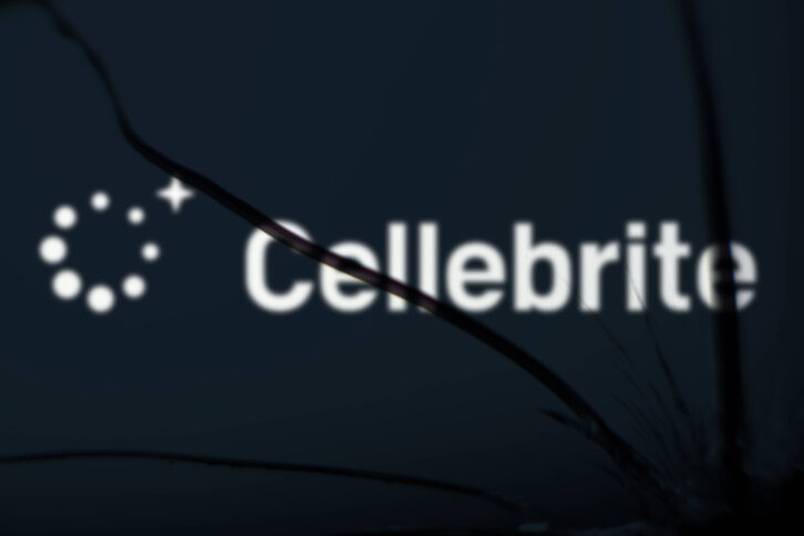 Das Cellebrite-Logo ist auf dem zerbrochenen Glas zu sehen.