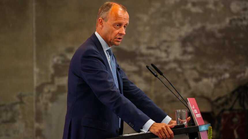 Kanzlerkandiat Friedrich Merz am Podium der INSM