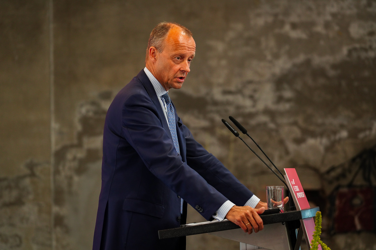 Kanzlerkandiat Friedrich Merz am Podium der INSM