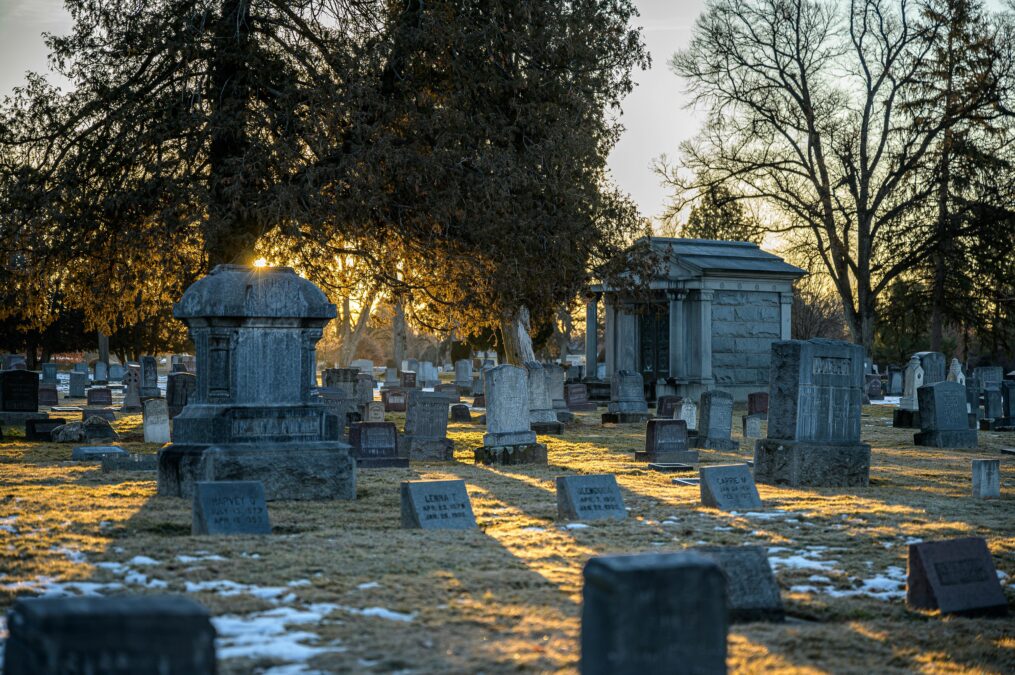 Ein Friedhof im Sonnenschein
