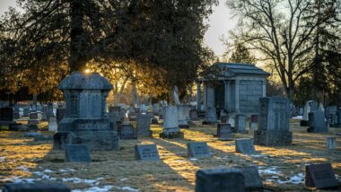 Ein Friedhof im Sonnenschein