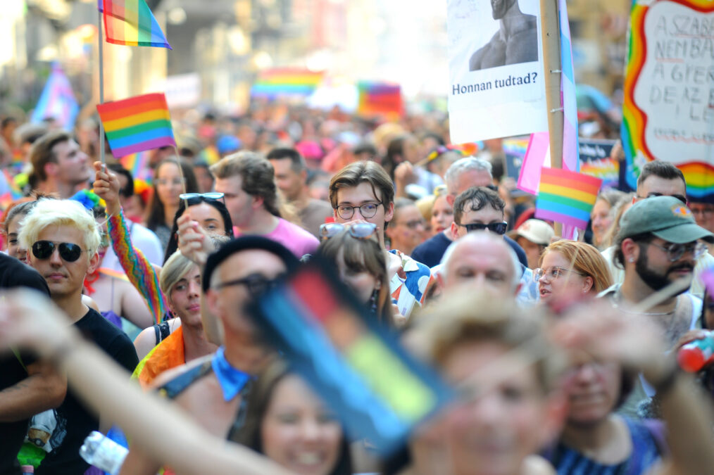 Menschenmenge mit Regenbogenflaggen