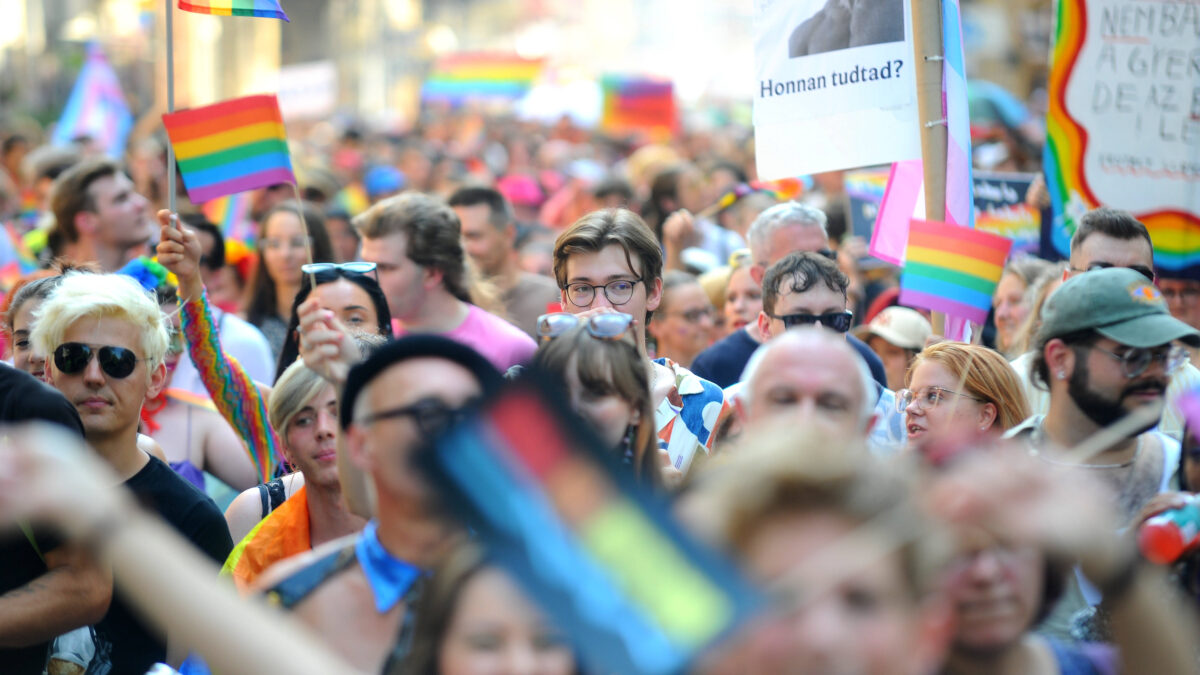Menschenmenge mit Regenbogenflaggen