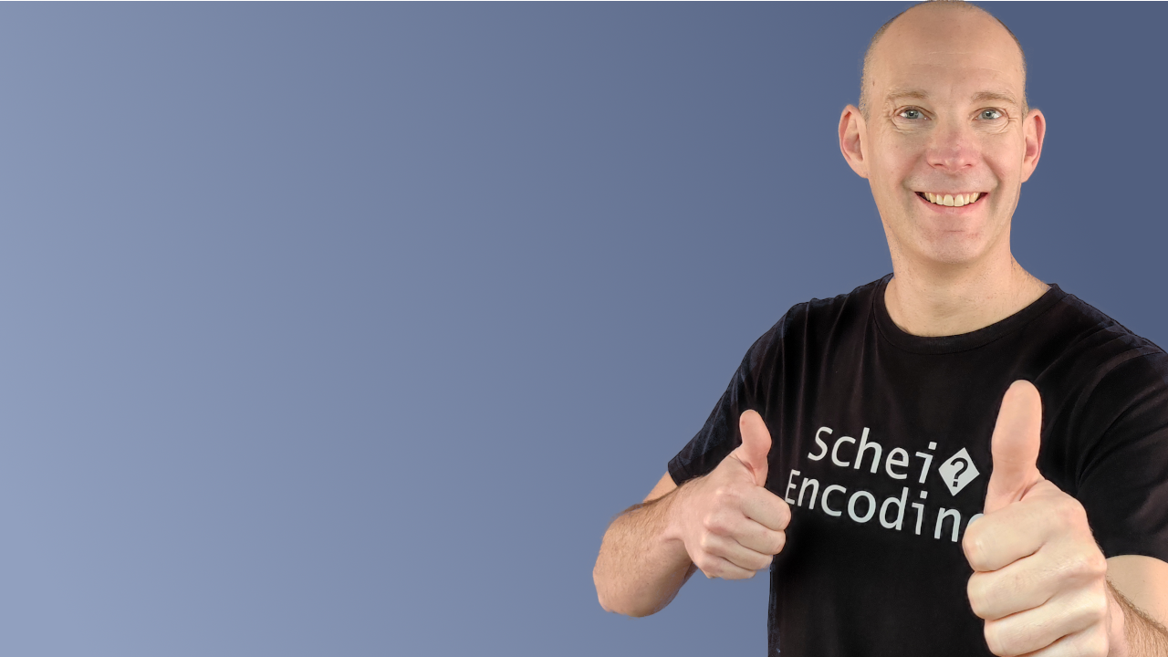 Thorsten Müller hält zwei Daumen nach oben.