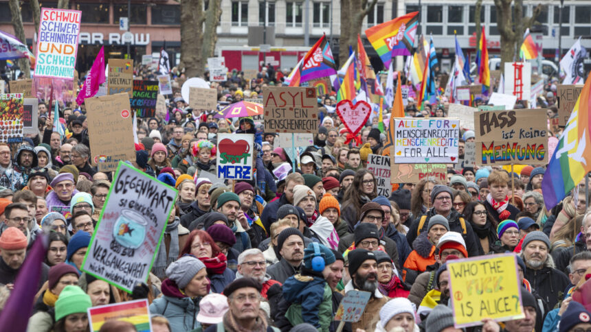 Viele Menschen protestieren bunt und mit vielen Schildern auf einer Demo.