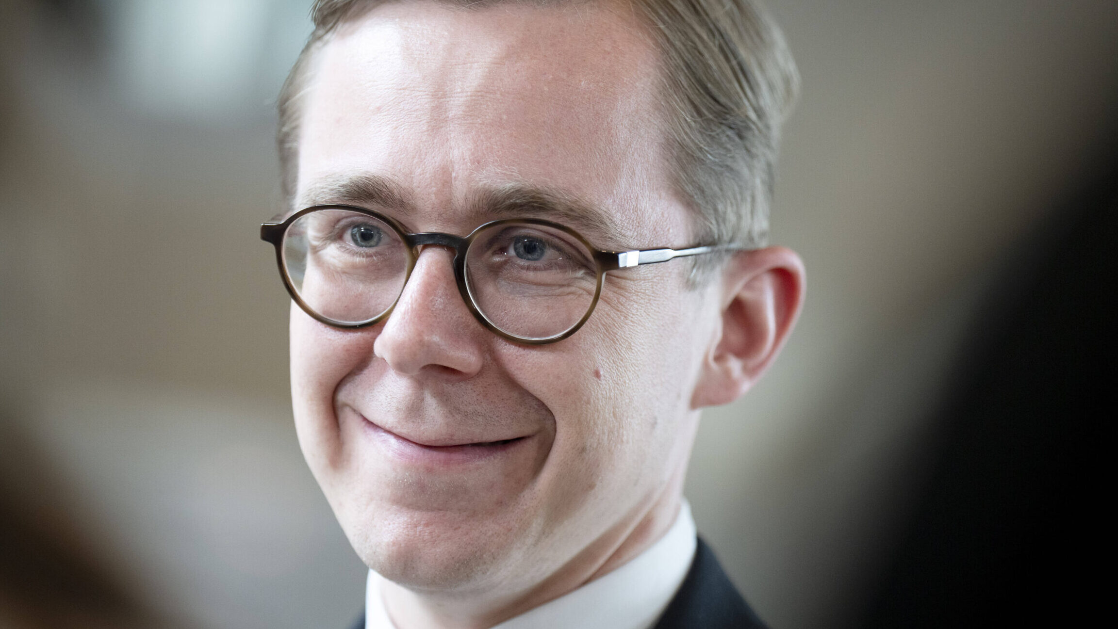 Grinsender Mann mit Brille