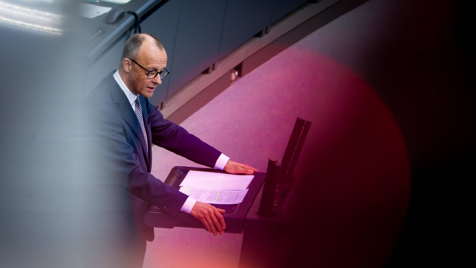 Friedrich Merz (CDU) am Redepult im Deutschen Bundestag