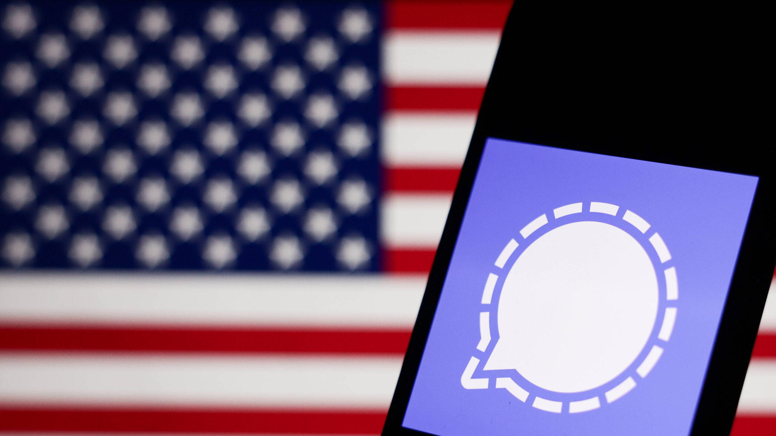 Der Messenger Signal vor einer USA-Flagge.