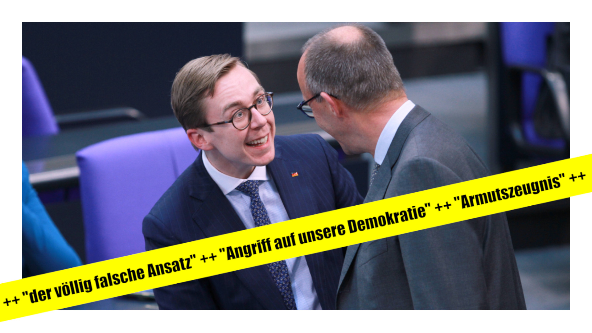 Philipp Amthor und Friedrich Merz im Bundestag. Ein Banner zeigt die Zitate: "der völlig falsche Ansatz", "Angriff auf die Demokratie", "Armutszeugnis"