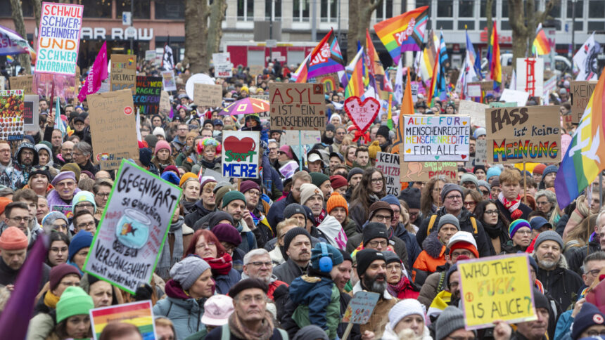 Sehr viele Menschen mit bunten Schildern und Regenbogenfahnen bei einer Demo gegen Rechts in Köln.