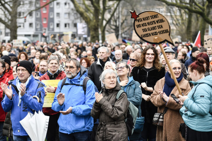 Fotografie einer klatschenden Menschenmenge auf einer Demonstration.