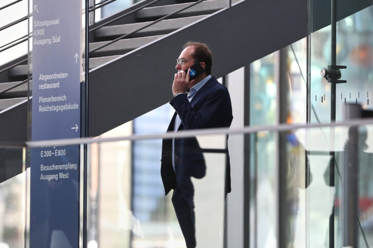 Alexander Dobrindt telefoniert im Bundestag.