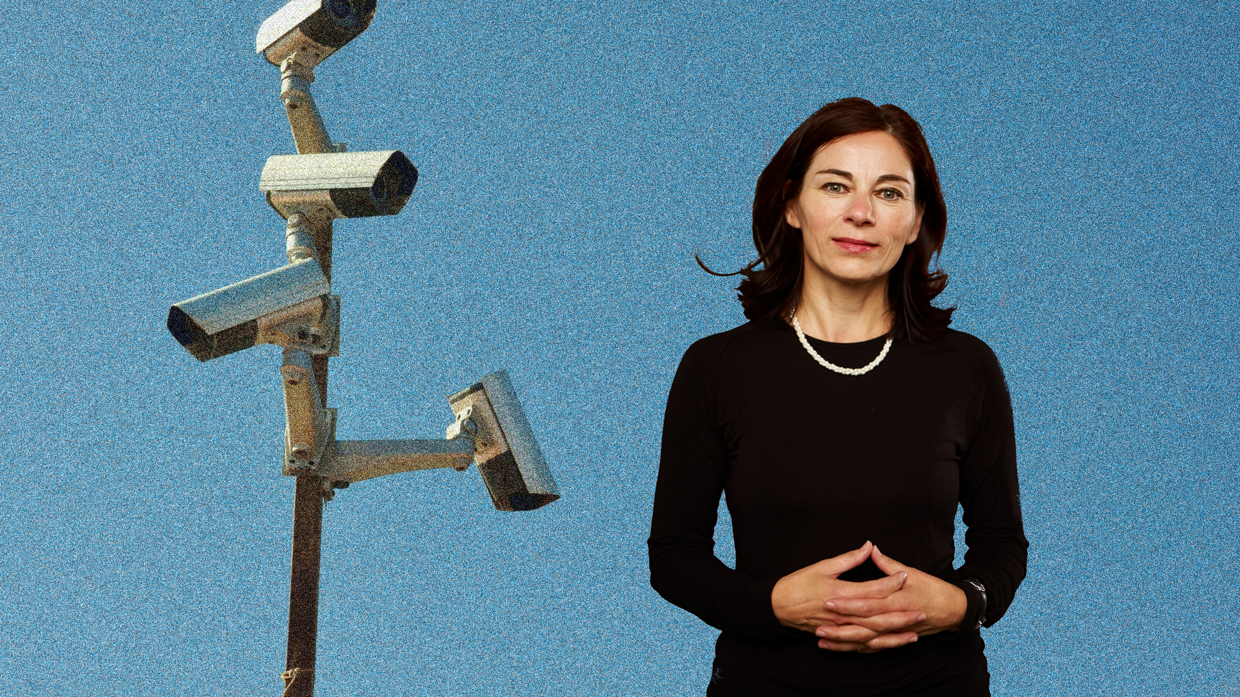 Bärbel Frischmann steht neben einem Mast voller Überwachungskameras.
