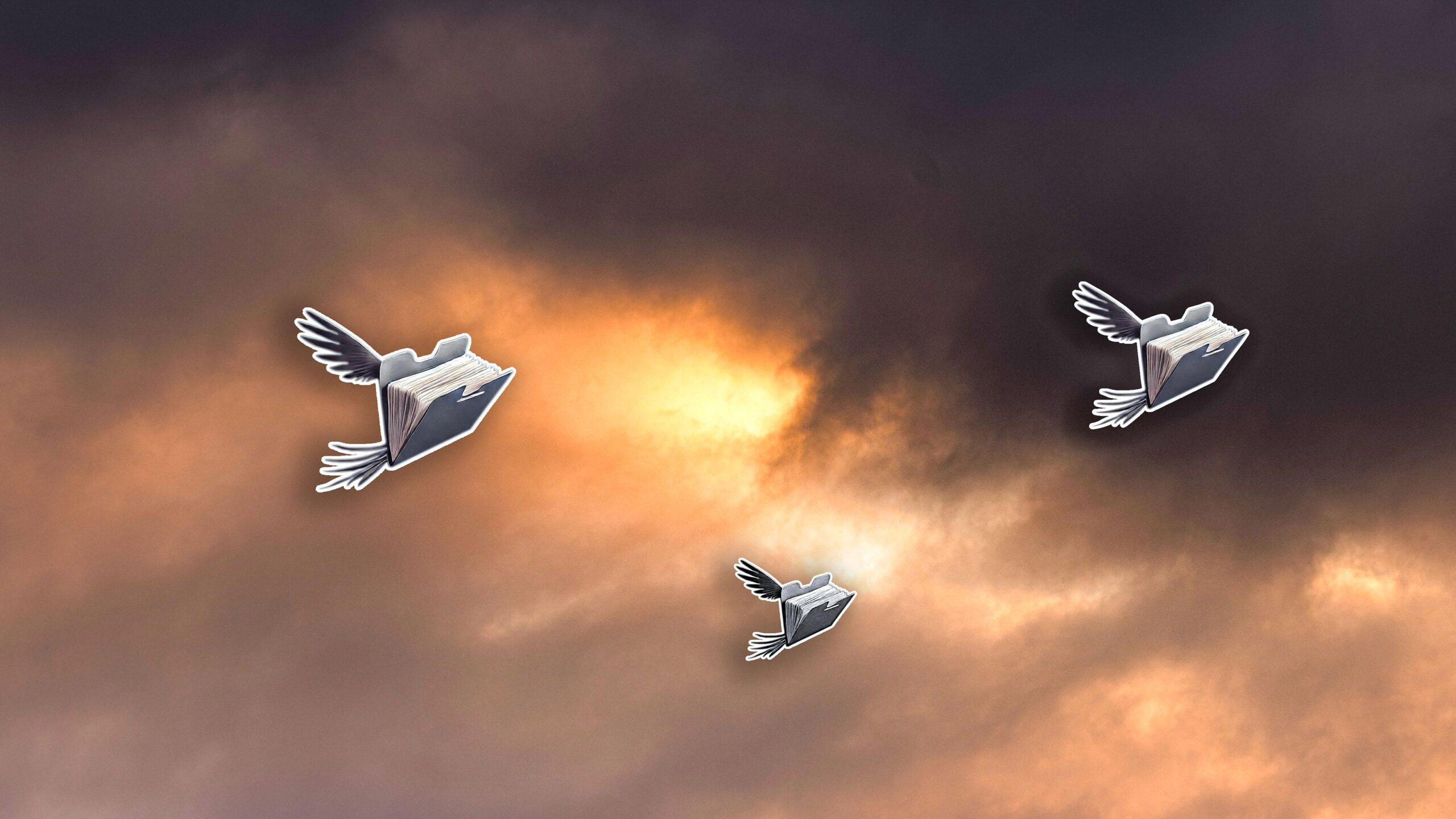 drei Aktenmappen mit Flügeln, die vor einem Wolkenhimmel fliegen