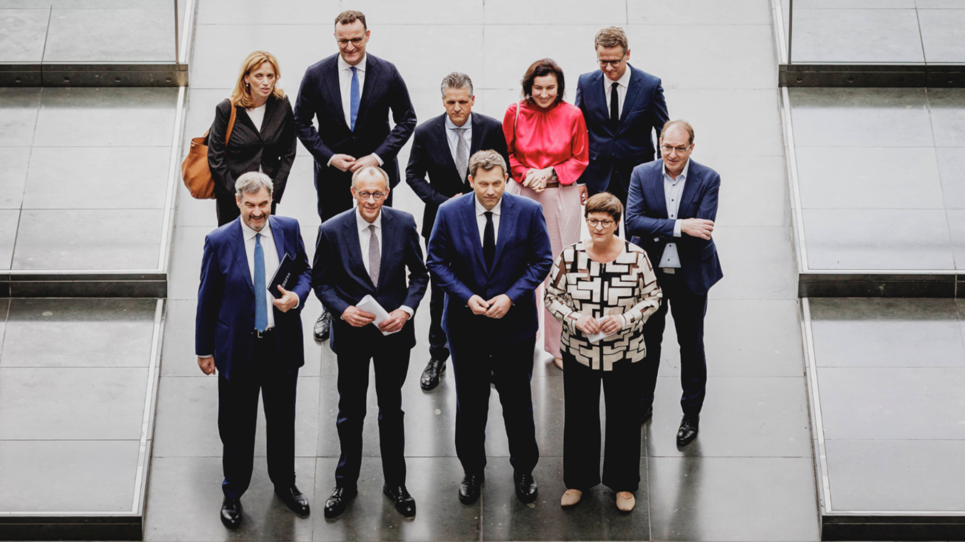 7 Männer, 3 Frauen, alle weiß.