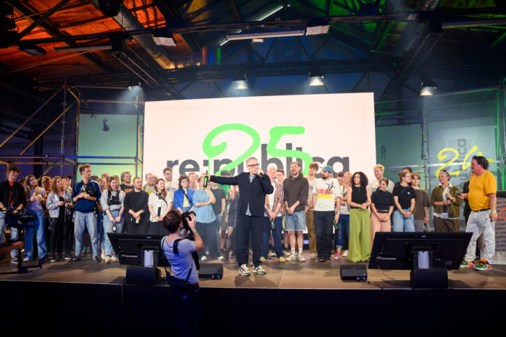 Viele Menschen stehen auf einer Bühne. Im Hintergrund steht "re:publica".