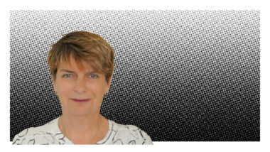 Frau vor gerastertem Hintergrund
