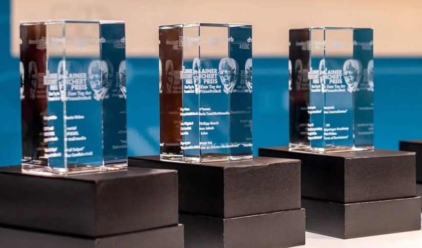 Drei gläserne Trophäen auf schwarzen Podesten