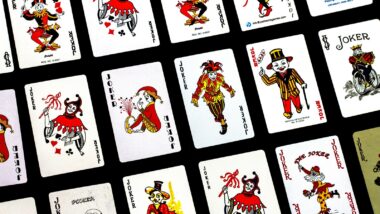 Viele Spielkarten, die einen Joker zeigen