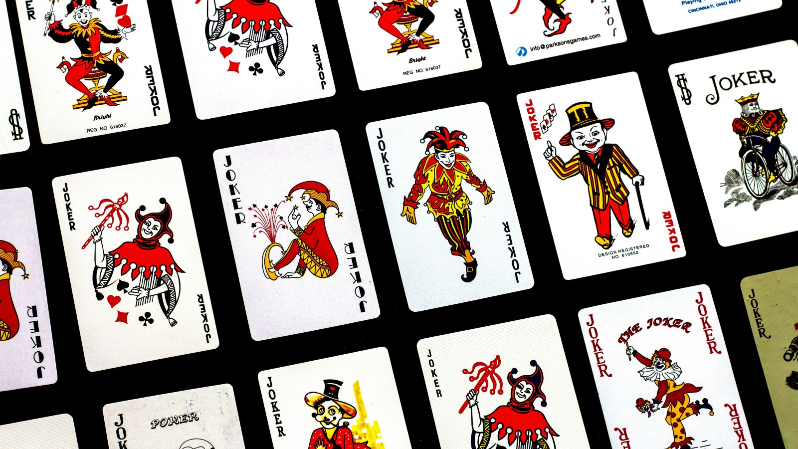 Viele Spielkarten, die einen Joker zeigen