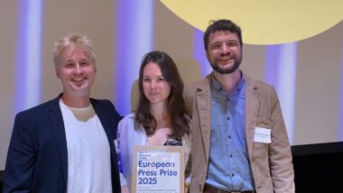 Ingo Dachwitz, Rebecca Ciesielski und Maximilian Zierer bei der Verleihung des European Press Prize