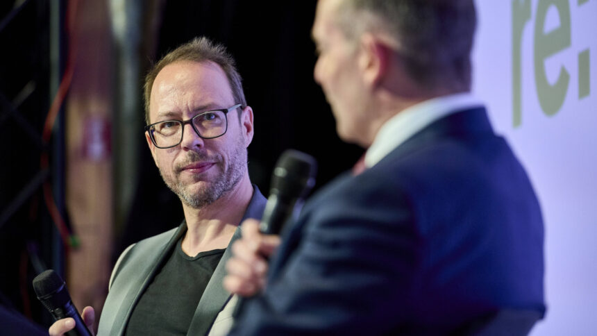 Markus Beckedahl mit Mikrofon in der Hand.