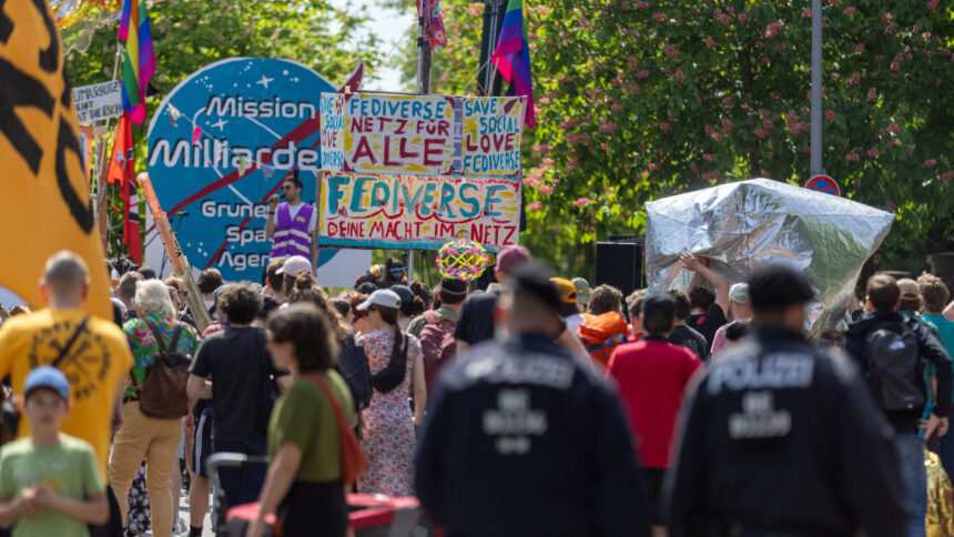 Blick auf eine Demonstration. Sichtbar im Bild ist ein Plakat, auf dem steht: "Fediverse, deine Macht im Netz"