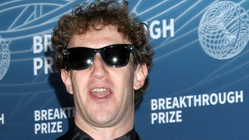Mark Zuckerberg mit Sonnenbrille grinst in eine Kamera